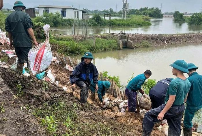 Các lực lượng chức năng khẩn trương gia cố nhiều tuyến đê xung yếu. Ảnh: CTV.