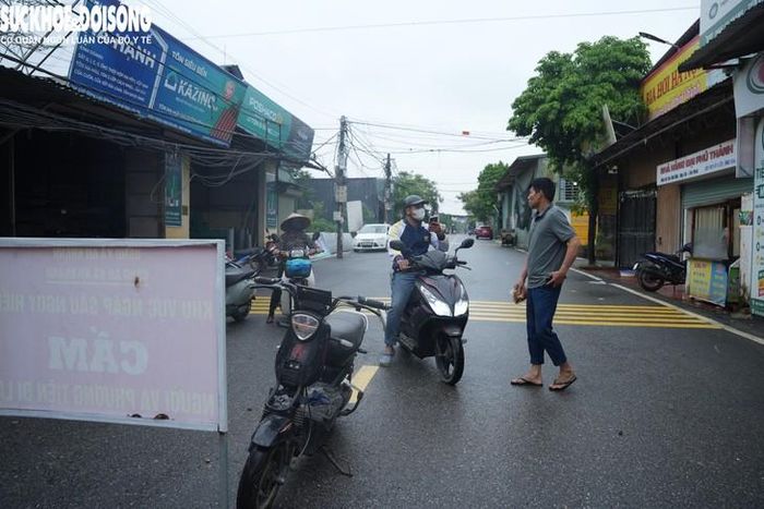Nước sông dâng cao gây ngập cầu đã ảnh hưởng lớn đến cuộc sống của người dân. Những người muốn qua cầu phải đi vòng ra cầu Mai Lĩnh (Quốc lộ 6), sau đó di chuyển lại xã Hưng Đạo. Quảng đường ước chừng 10km, xa hơn rât nhiều nếu trực tiếp di chuyển qua cầu.
