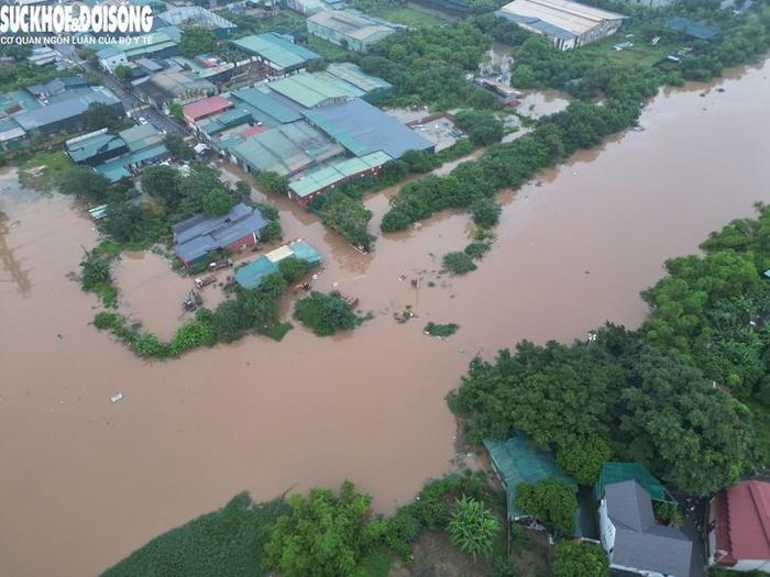 Ghi nhận chiều 17/9, cầu Đại Thành đã chìm sâu dưới dòng nước và mất dấu, không thể xác định bằng mắt thường.