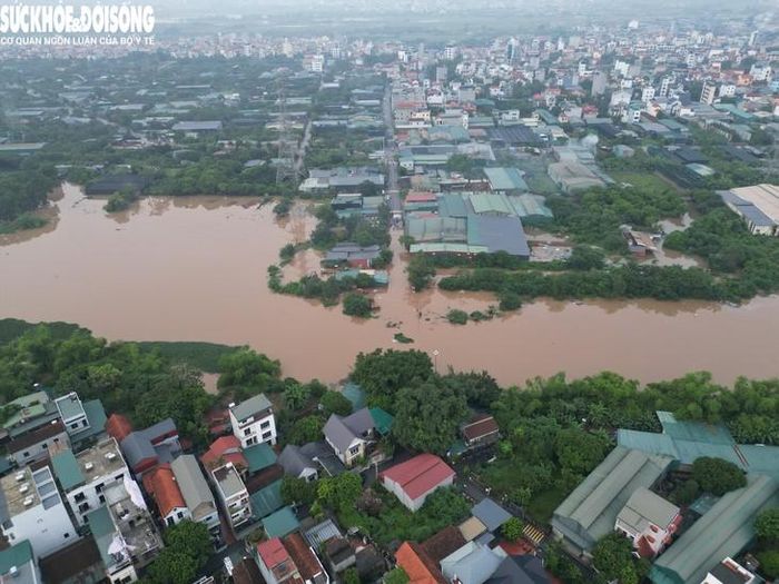 Những ngày qua, do ảnh hưởng của hoàn lưu áp thấp nhiệt đới, trên địa bàn thành phố Hà Nội đã có mưa rào và dông rải rác, có nơi mưa to đến rất to. Mực nước trên sông Đáy đang dâng lên rất nhanh khiến cầu Đại Thành (kết nối xã An Khánh và Hưng Đạo, Hà Nội) chìm sâu dưới nước.