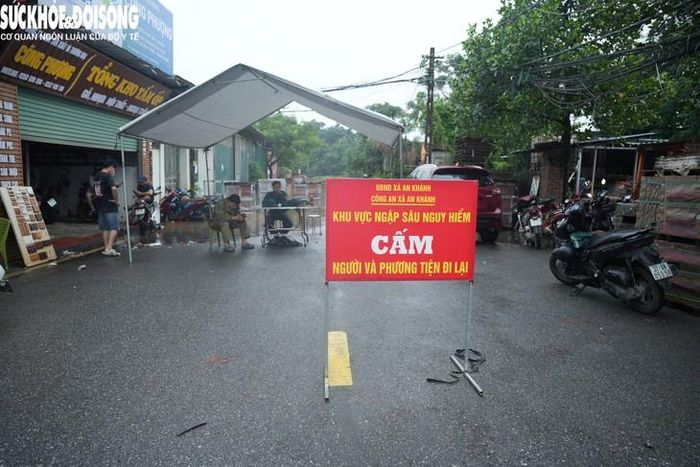 Để đảm bảo an toàn tính mạng và tài sản của nhân dân và chủ động phòng ngừa các tình huống nguy hiểm có thể xảy ra, UBND xã Hưng Đạo thông báo tạm dừng lưu thông hoàn toàn đối với tất cả các phương tiện giao thông và người dân qua lại khu vực cầu. Ở hai đầu cầu, lực lượng chức năng túc trực 24/24.