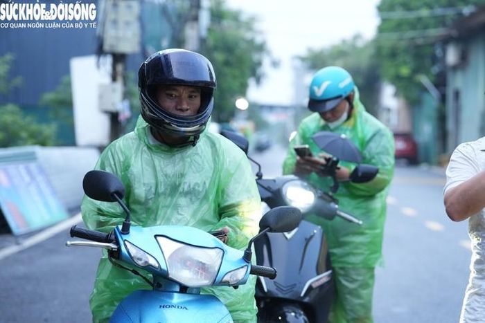 Theo người dân sinh sống tại khu vực này, cách đây gần 1 tháng, nước sông Đáy cũng tràn qua mặt cầu, nhưng người dân vẫn có thể đi bộ qua cầu được. Tuy nhiên, lần này này nước sông dâng rất cao, tràn qua thành cầu.