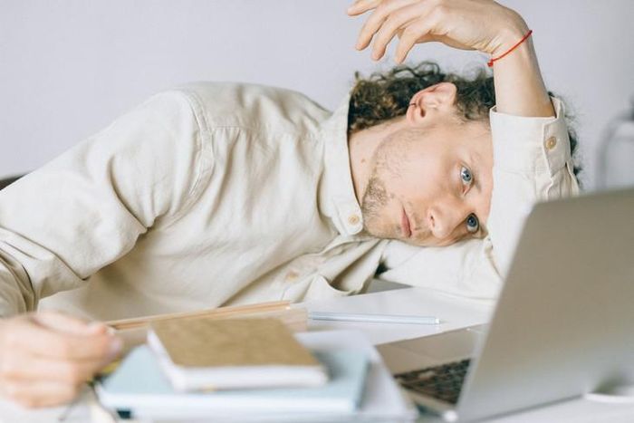 Sự bùng nổ của công nghệ và văn hóa làm việc hiện đại đóng vai trò lớn trong việc gây trạng thái kiệt sức lên gần 3/4 dân số Mỹ. Ảnh minh họa: Nataliya Vaitkevich/Pexels