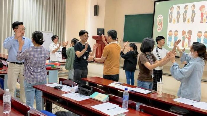 Buổi thực hành âm nhạc trị liệu của sinh viên Đại học Y Dược TPHCM. Ảnh: Hà Phương