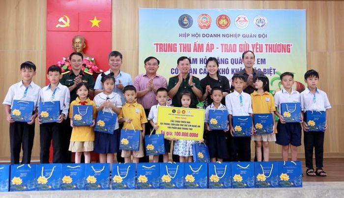 Đoàn trao quà Trung thu cho các em có hoàn cảnh đặc biệt khó khăn tại Trung tâm. ẢNH: V. Đồng