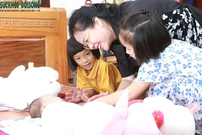 Đoàn công tác thăm khu vực chăm sóc, nuôi dưỡng trẻ em trong khuôn viên trung tâm. ẢNH: V. Đồng