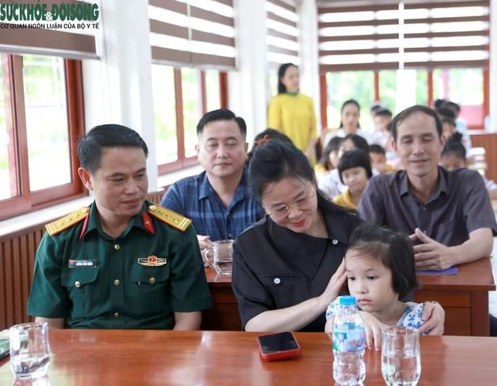 Các đại biểu thăm hỏi, trò chuyện và động viên các em tại Trung tâm Bảo trợ trẻ em Nghệ An. ẢNH: V. Đồng