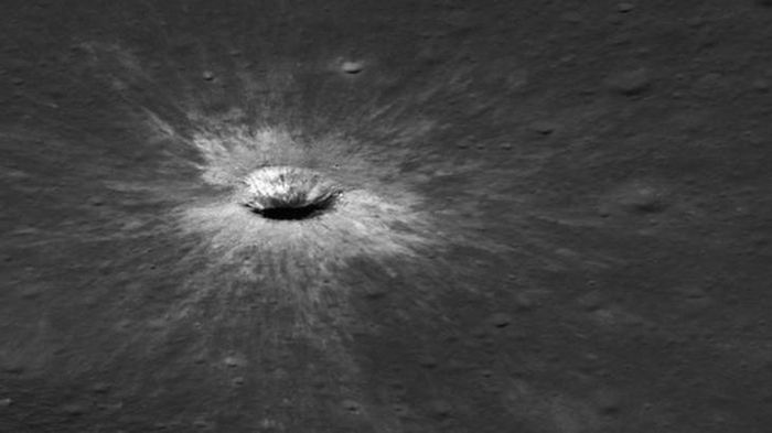 Mặt Trăng có thêm một miệng hố khổng lồ mới. (Ảnh: NASA)
