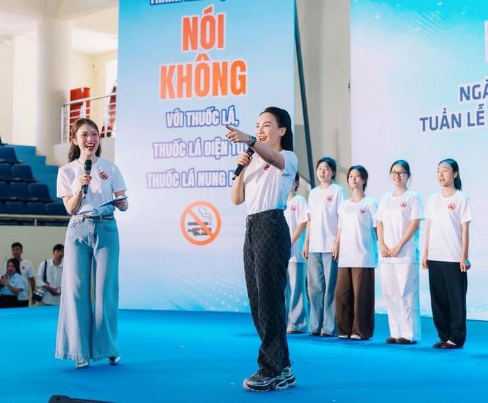 Diễn viên Bảo Thanh giao lưu với khán giả tại Lễ mít tinh hưởng ứng Ngày Thế giới không thuốc lá 31/5 và Tuần lễ Quốc gia không thuốc lá năm 2026 được tổ chức tại Hải Phòng. Ảnh: NVCC