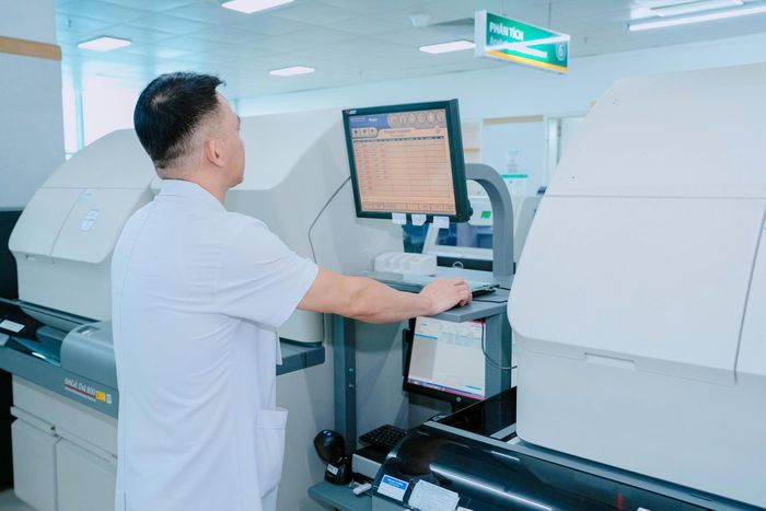 Việc ứng dụng thiết bị tự động và số hóa toàn trình đang giúp rút ngắn thời gian thực hiện, trả kết quả xét nghiệm tại Bệnh viện Bạch Mai. Nếu trước đây một số xét nghiệm có thể mất 2,5-3 giờ thì nay rút xuống dưới 1 giờ. Với xét nghiệm cấp cứu, thời gian có thể khoảng 55 phút... Ảnh: Thành Dương