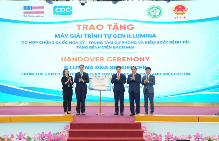 Thứ trưởng Thường trực Bộ Y tế Vũ Mạnh Hà chứng kiến ông Pierce Davis, quyền Phó Đại sứ quán Hoa Kỳ tại Việt Nam bàn giao là hệ thống giải trình tự gen DNA, với sự hỗ trợ của Chính phủ Hoa Kỳ thông qua Trung tâm Kiểm soát và phòng ngừa dịch bệnh Hoa Kỳ cho Bệnh viện Bạch Mai. Ảnh: Thành Dương