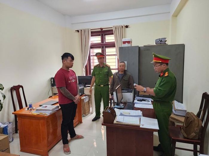 Cơ quan Cảnh sát điều tra thi hành lệnh bắt bị can để tạm giam đối với Đặng Anh Khoa. Ảnh: CALĐ.
