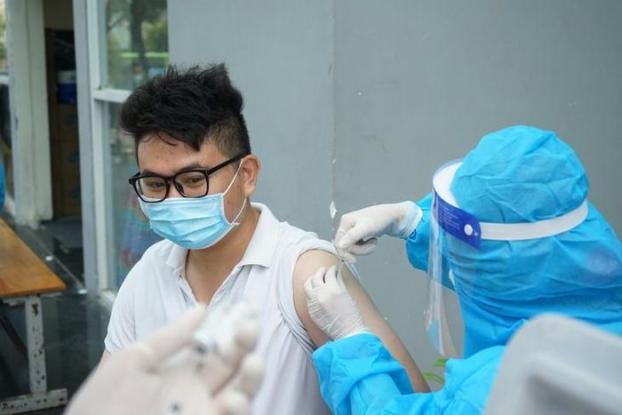 Người dân nên chủ động tiêm vắc xin phòng chống các bệnh truyền nhiễm. Ảnh: Diễm Hằng