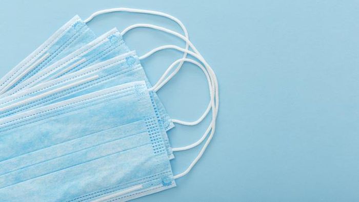 Khẩu trang là một trong những vật dụng không thể thiếu khi ra khỏi nhà. Ảnh: Diễm Hằng