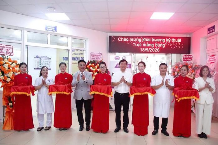 Đại biểu thực hiện nghi thức cắt băng khai trương kỹ thuật lọc màng bụng - Ảnh: Cổng TTĐTHP