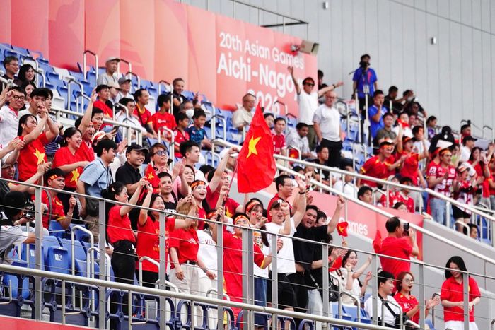CĐV Việt Nam đến sân tiếp lửa cho đội tuyển U23 Việt Nam. Ảnh: Nam Trung (vff.org.vn).