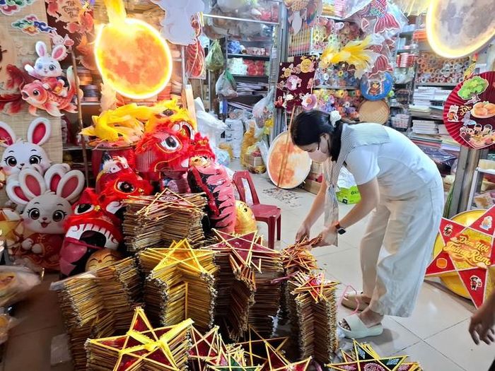 Khách hàng lựa chọn đồ trang trí Trung Thu tại chợ Hà Đông. Ảnh: Quỳnh Mai.