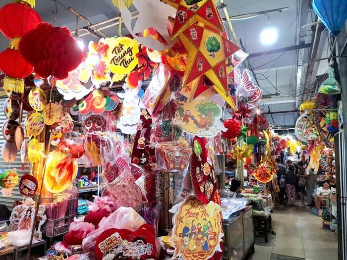 Thời điểm này đồ trang trí Trung Thu được bày bán rất nhiều. Ảnh: Quỳnh Mai.