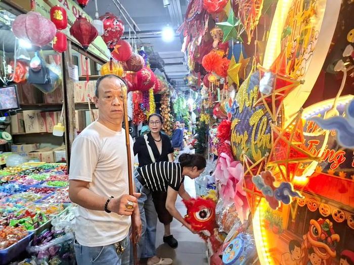 Tiểu thương tấp nập bán hàng decor Trung Thu. Ảnh: Quỳnh Mai.
