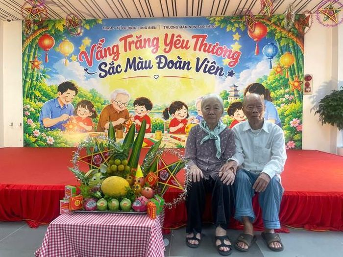 Cơ sở chăm sóc sức khỏe người cao tuổi nằm trong Điểm y tế tại số 307 đường Thạch Bàn thuộc Trạm Y tế phường Long Biên luôn rộn ràng tiếng cười cùng các hoạt động nâng cao thể chất người cao tuổi.