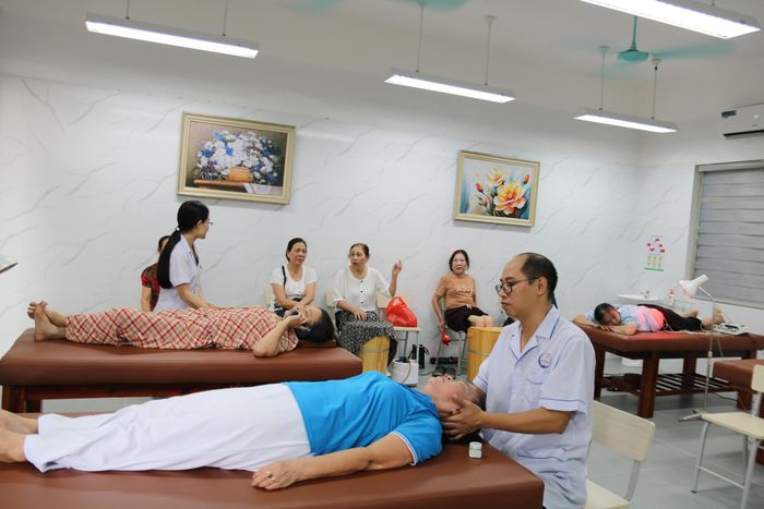 Điểm phù hợp của mô hình là đưa các hoạt động chăm sóc người cao tuổi đến gần cộng đồng, tạo điều kiện để người cao tuổi được chăm sóc sức khỏe, phục hồi chức năng, sinh hoạt và giao lưu trong thời gian ban ngày nhưng vẫn duy trì cuộc sống tại gia đình.
