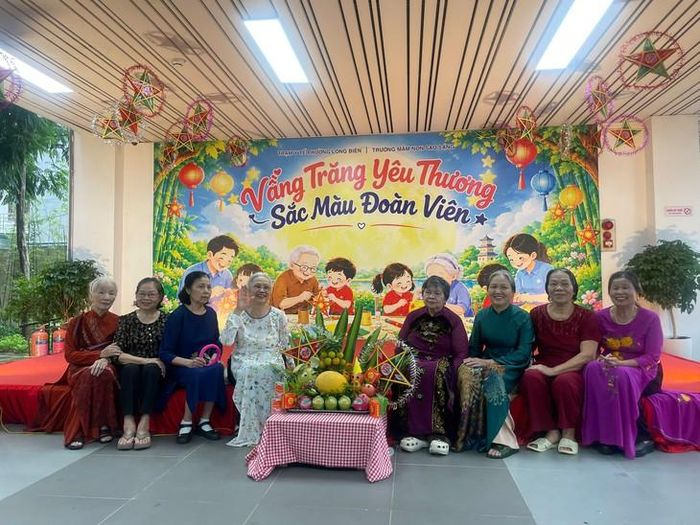 Các cụ bà tranh thủ lưu lại hình ảnh đáng nhớ khi diễn ra hoạt động vui chơi Trung thu dành cho người cao tuổi diễn ra tại Điểm y tế số 307 đường Thạch Bàn thuộc Trạm Y phường Long Liên - nơi được cải tạo thành cơ sở chăm sóc sức khỏe ban ngày cho người cao tuổi.