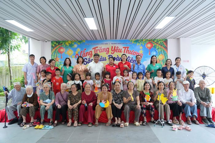 ThS.BS Nguyễn Khắc Thúy - Giám đốc Trạm Y tế phường Long Biên bày tỏ niềm vui khi sự chuyển biến rõ rệt về thể chất lẫn tinh thần của các cụ cùng sự hài lòng tuyệt đối từ phía nhân dân đã chứng minh tính đúng đắn trong tầm nhìn chỉ đạo của Thủ đô và cũng chính là động lực lớn nhất cho đội ngũ y bác sĩ tại cơ sở.