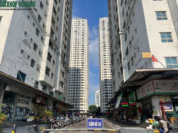 Anh Lê Bảo Ngọc (cư dân tòa HH2A) cho biết, điều mọi người quan tâm nhất hiện nay là phải làm rõ trách nhiệm của các bên và có giải pháp tránh đẩy rủi ro về phía người mua nhà. Thành phố cần có lộ trình rõ ràng, lấy ý kiến cư dân, đồng thời có giải pháp xử lý phù hợp đối với chủ đầu tư và các đơn vị liên quan có sai phạm một cách ổn thỏa. Ảnh: Phúc Đức