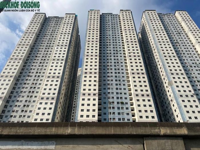 Đáng chú ý, với những căn hộ, công trình được phép tồn tại, thành phố cũng đưa ra điều kiện xem xét cấp sổ hồng gồm: Khắc phục vi phạm về đất đai, xây dựng, phòng cháy, chữa cháy; hoàn thành nghĩa vụ tài chính bổ sung; đồng thời được UBND xã, phường xác nhận đủ điều kiện đưa vào sử dụng (trong ảnh là chung cư CT Kim Văn - Kim Lũ). Ảnh: Phúc Đức