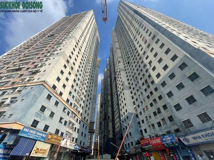 Trọng tâm của kế hoạch là vừa xử lý các vi phạm, vừa giải quyết chỗ ở và quyền lợi của cư dân, đồng thời đưa phần công trình được phép tồn tại trở về đúng các yêu cầu về pháp lý, an toàn và hạ tầng đô thị (trong ảnh là chung cư CT Kim Văn - Kim Lũ). Ảnh: Phúc Đức