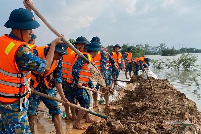 Chiến sĩ Không quân tại khu vực gia cố thân đê Vàng. Ảnh: H. Thuần