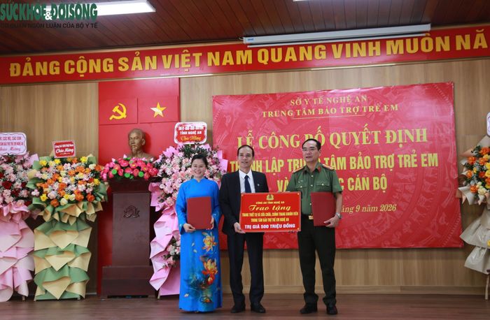 Lãnh đạo Công an tỉnh Nghệ An trao tặng trang thiết bị vui chơi, sinh hoạt trị giá 500 triệu đồng cho Trung tâm Bảo trợ trẻ em Nghệ An. ẢNH: V. Đồng