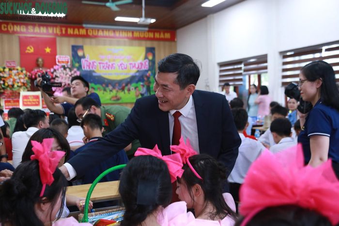 Ông Thái Văn Thành, Phó Chủ tịch UBND tỉnh Nghệ An, trao quà Trung thu đến các em nhỏ tại buổi lễ. ẢNH: V. Đồng