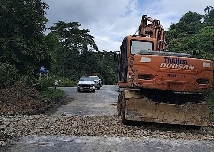 Mưa lũ khiến nhiều tuyến đường tại Thanh Hóa, Nghệ An bị ngập, sạt lở, gây tắc giao thông. Đến ngày 18/9, một số điểm đã được khắc phục, thông xe. (Ảnh Cục Đường bộ VN)