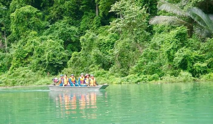 Xã Kim Phú chuẩn bị người và phương tiện sẵn sàng vận chuyển người dân rời bản khi cần. Ảnh: BCHQS Quảng Trị.