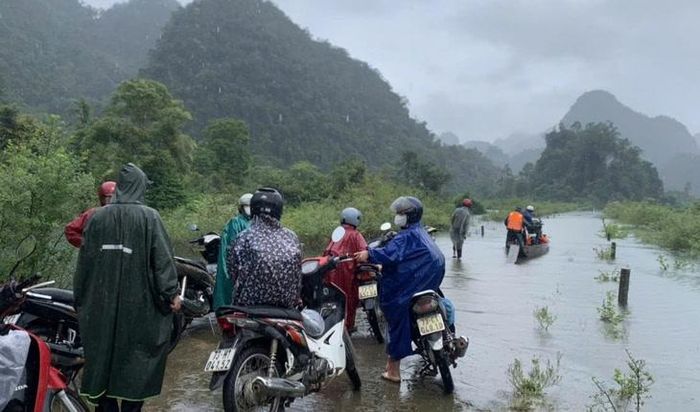 Giáo viên cùng cán bộ địa phương vào bản Yên Hợp bằng đò. Ảnh: BCHQS Quảng Trị.