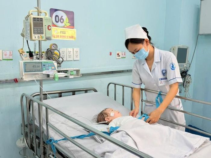 Trẻ nhũ nhi mắc tay chân miệng nặng đang điều trị tại khoa Nhiễm - Thần kinh, Bệnh viện Nhi Đồng 1. Ảnh: P.Thương.
