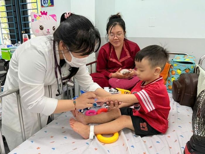 Bệnh viện Nhi đồng 1 đã chuẩn bị nhân lực, thuốc, cơ sở vật chất để sẵn sàng tiếp nhận bệnh nhi tay chân miệng nếu số ca tăng cao. Ảnh: P.Thương.