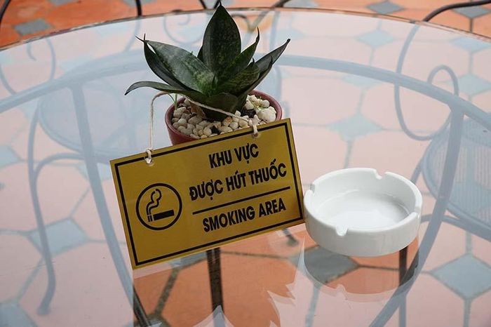 Mặc dù nhiều nhà hàng, khách sạn đã có khu vực được hút thuốc có biển báo riêng, nhưng trên thực tế vẫn có những người hút thuốc vi phạm.  Ảnh CDC Cần Thơ