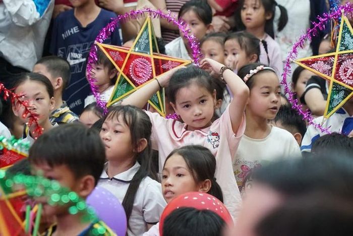 Các em nhỏ vùng biên hào hứng tham gia đêm hội Trung thu, cùng vui chơi, rước đèn và tận hưởng những khoảnh khắc vui tươi bên gia đình. ẢNH: H. Trinh
