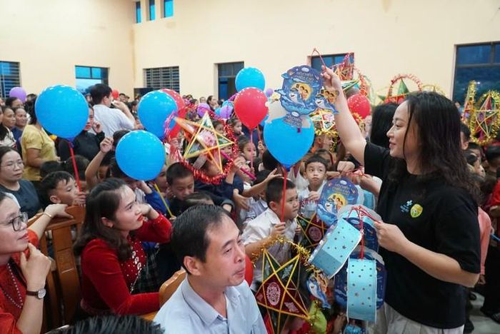Các em nhỏ hào hứng nhận quà trung thu trong chương trình “Vầng trăng yêu thương” lần thứ 13 tại xã Môn Sơn. ẢNH: H. Trinh