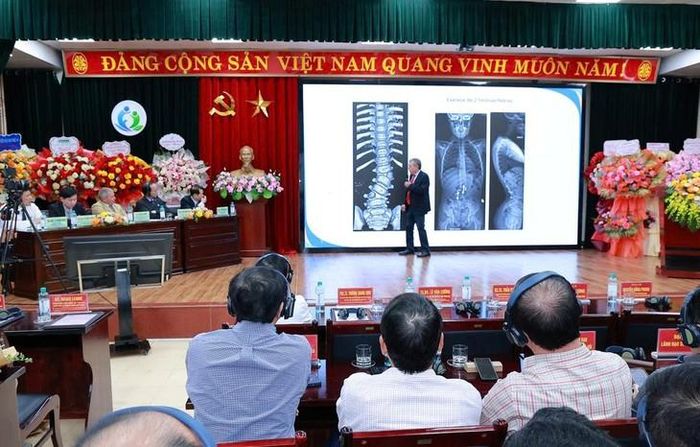Các giáo sư, chuyên gia, nhà khoa học đã trình bày nhiều báo cáo chuyên môn. Ảnh: Quốc Hương.