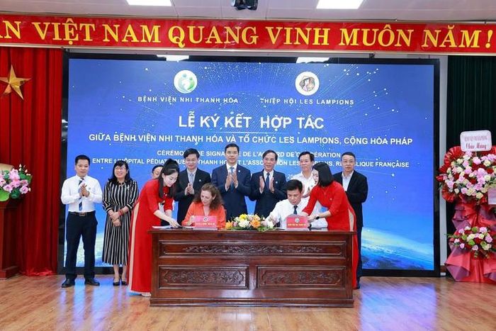 Bệnh viện Nhi Thanh Hóa và Tổ chức Les Lampions (Cộng hòa Pháp) đã ký kết hợp tác. Ảnh: Quốc Hương.