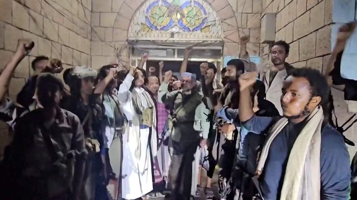  Các chiến binh Houthi ăn mừng trước tòa nhà Ban Giám đốc an ninh ở Hays, Yemen. Ảnh: Reuters 