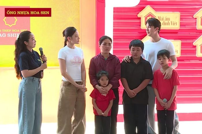 Bạn Văn Khang (áo đen) cùng mẹ và hai em.