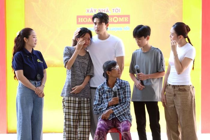 Bạn Ngọc Ân cùng bà nội và anh trai Ngọc An.