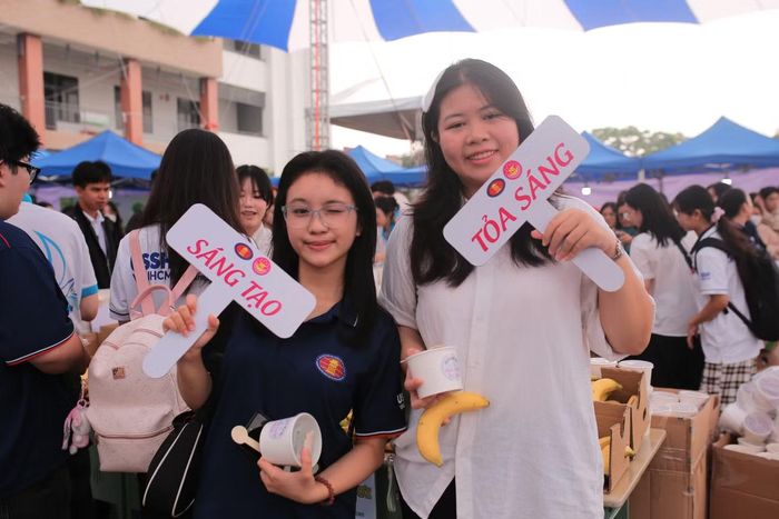  Thảo Uyên và Thanh Tuyền xếp hàng trước gian hàng từ sớm. 