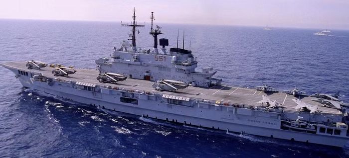 Tàu sân bay Giuseppe Garibaldi có lượng giãn nước 13.850 tấn, thủy thủ đoàn khoảng 830 người.