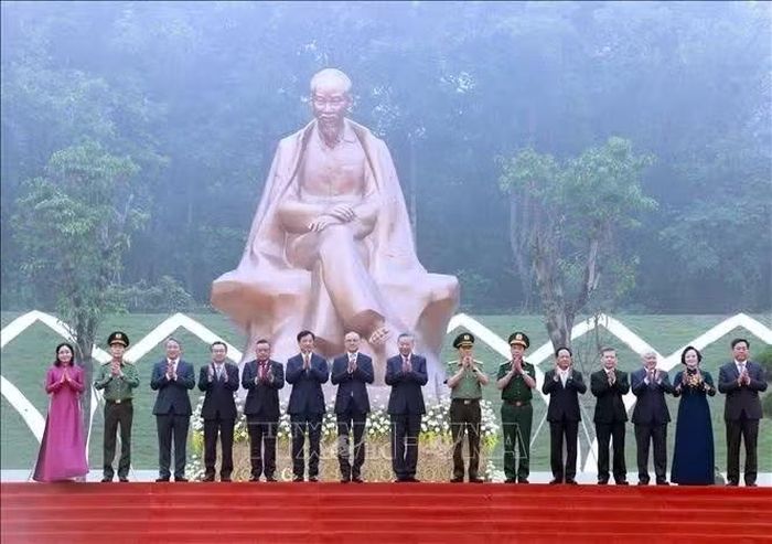 Tổng Bí thư, Chủ tịch nước Tô Lâm và các đại biểu tại Lễ khánh thành Tượng đài “Bác Hồ với Ngày hội non sông”. Ảnh: Thống Nhất/TTXVN
