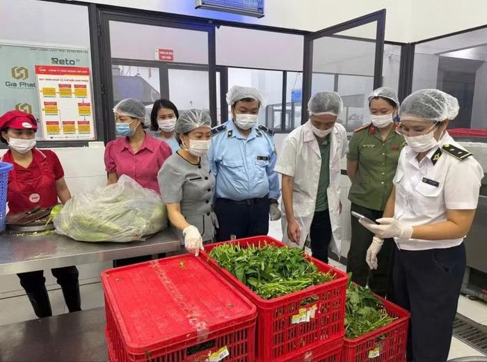 Đoàn công tác phường Tây Hồ kiểm tra đột xuất bữa ăn bán trú tại trường trên địa bàn